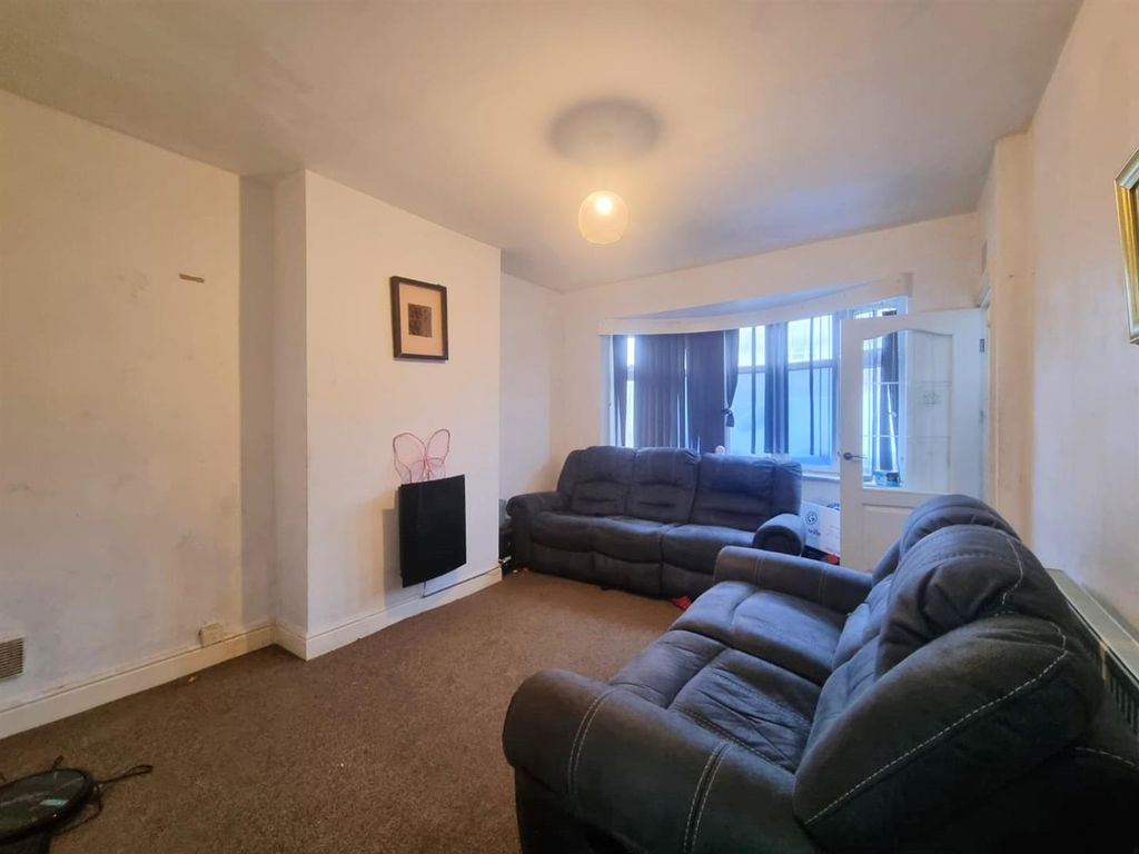 Property photo 3 of 9 Lounge