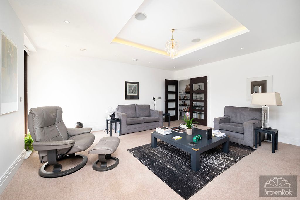 Property photo 2 of 15 W03