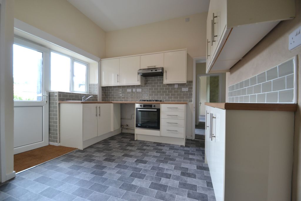 Property photo 2 of 10 Kitchen