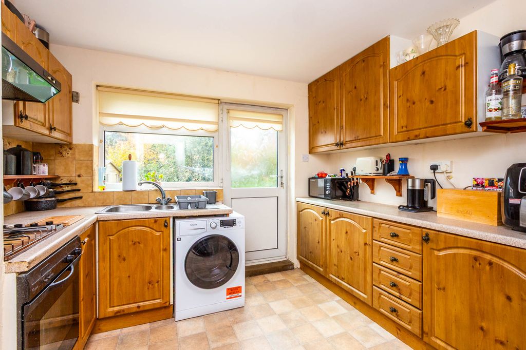 Property photo 3 of 10 Kitchen