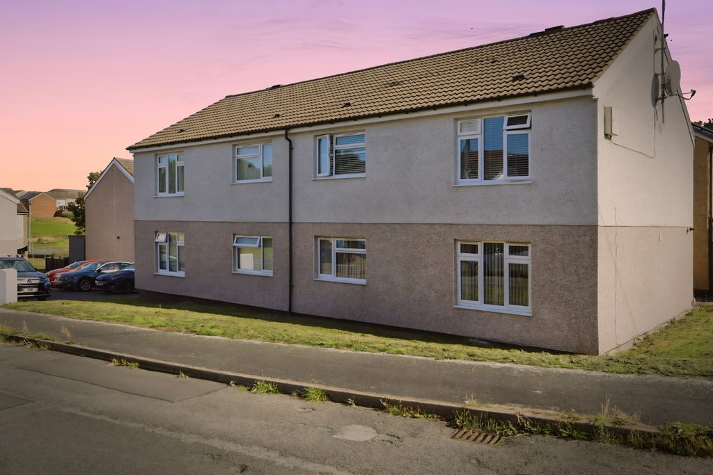 Property photo 1 of 8 1000000748
