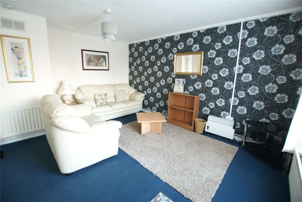 Property photo 3 of 9 Lounge