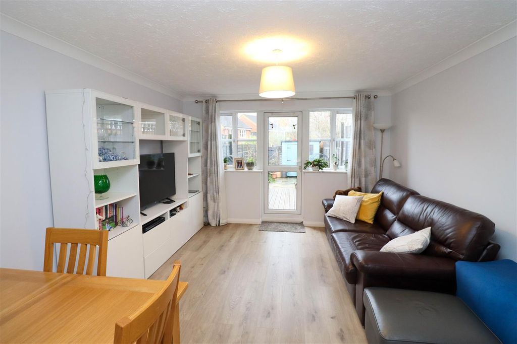 Property photo 2 of 17 Lounge