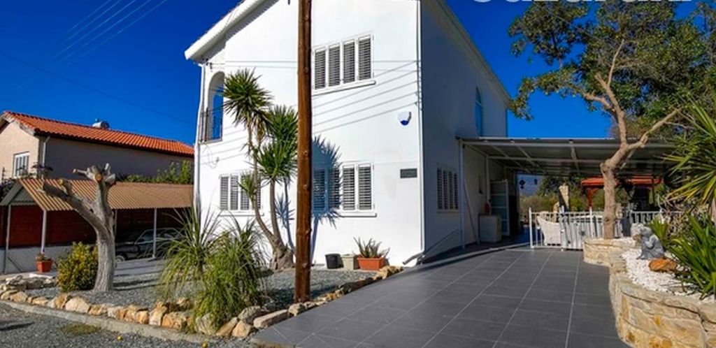 Property photo 2 of 12