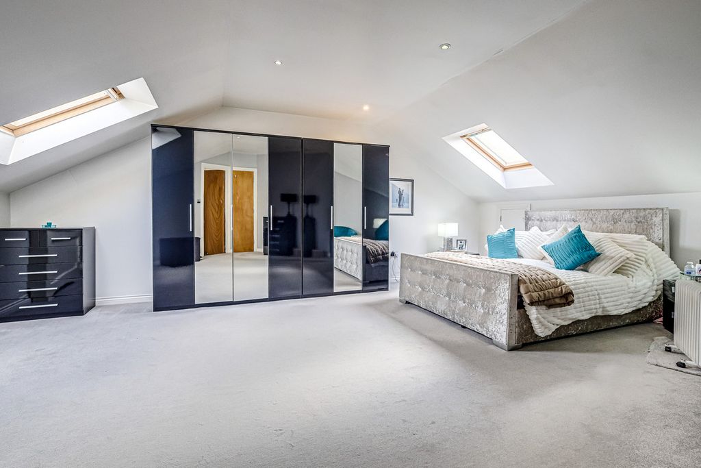 Property photo 2 of 25