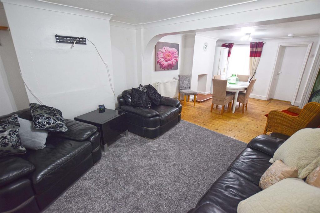 Property photo 3 of 19 Lounge/Diner