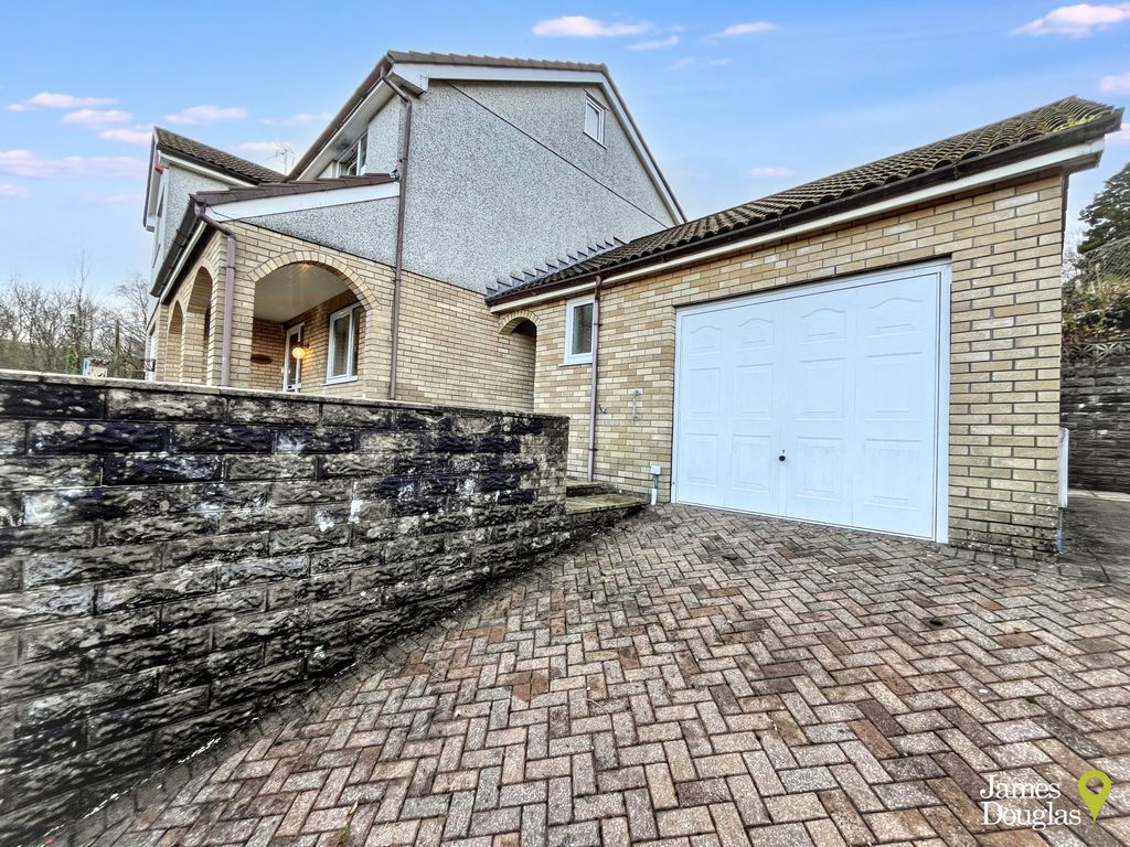 Property photo 3 of 20 Front3 (1)