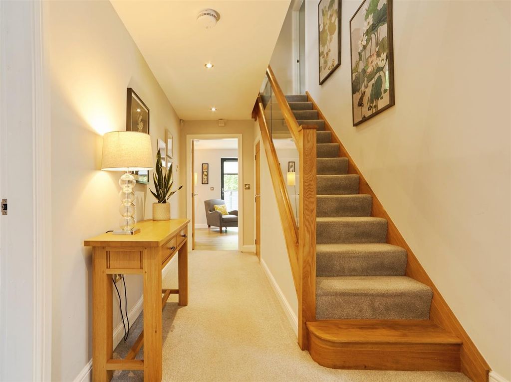 Property photo 3 of 19 Entrance Hall