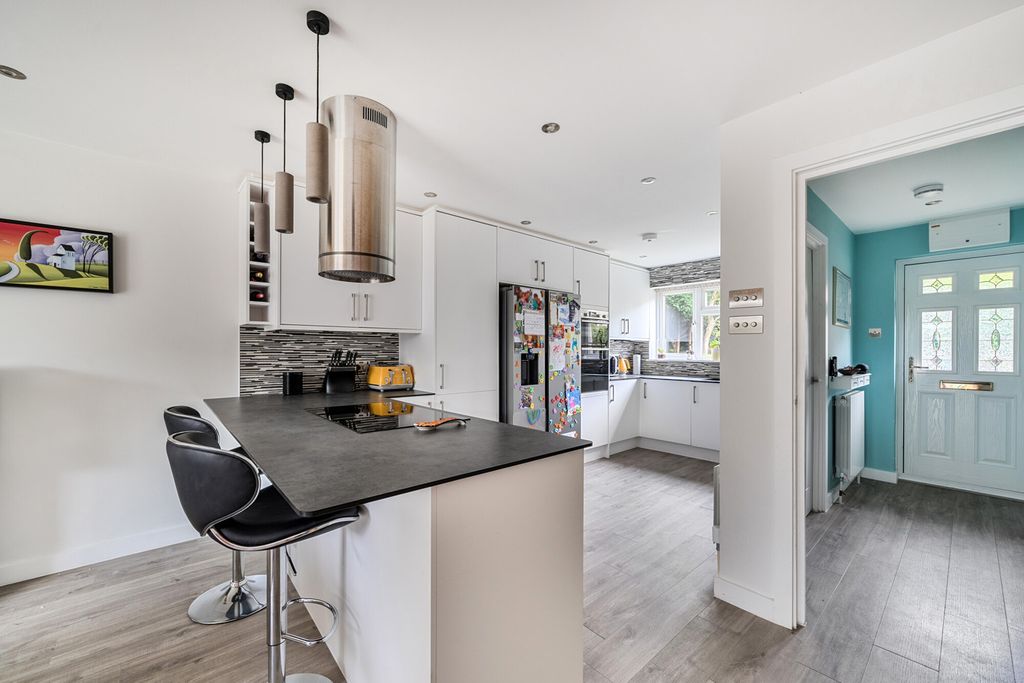 Property photo 2 of 25 1342026-17-68A5Cb...
