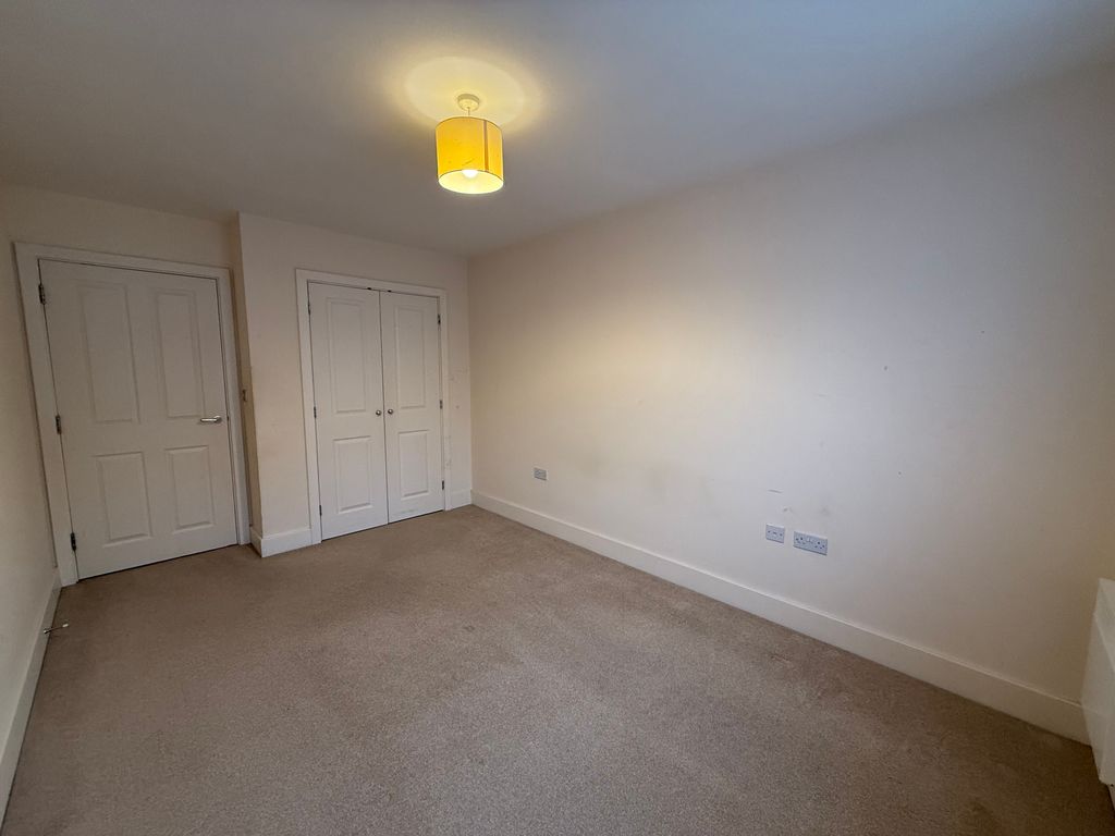 Property photo 2 of 6 Bedroom