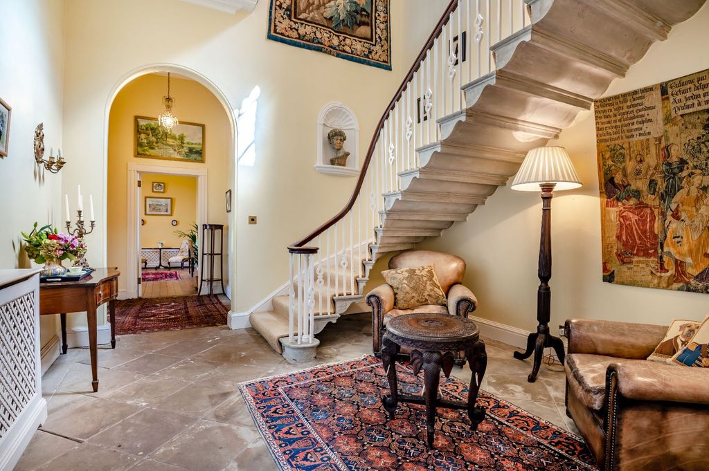 Property photo 3 of 19 Entrance Hall