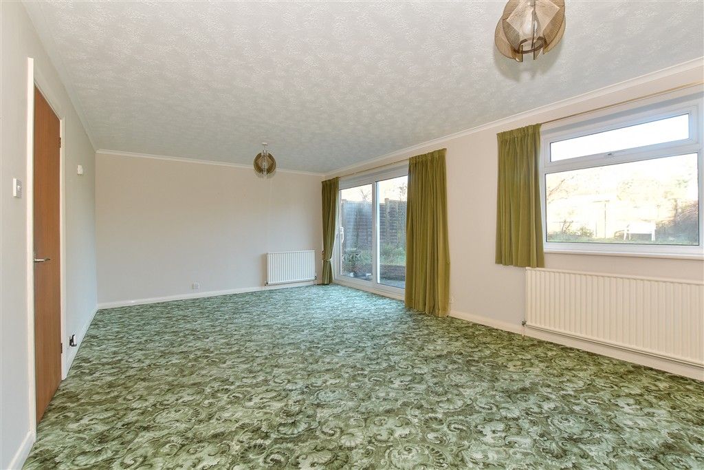 Property photo 3 of 13 Lounge