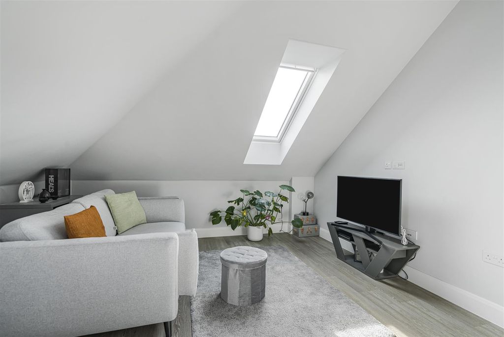 Property photo 3 of 16 Sitting Area