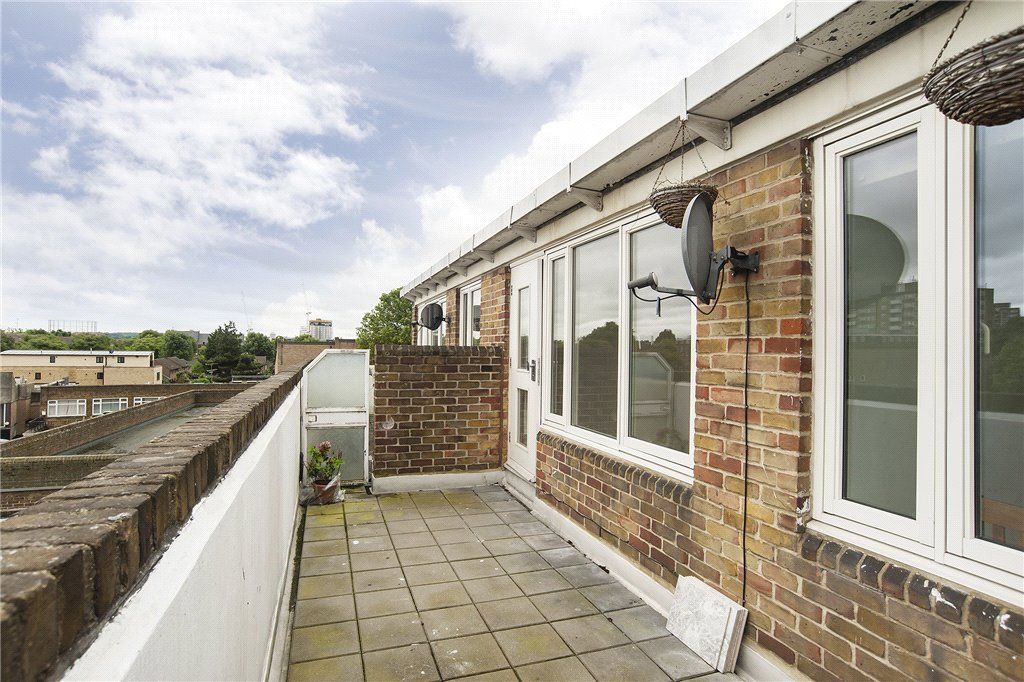 Property photo 2 of 7 Balcony