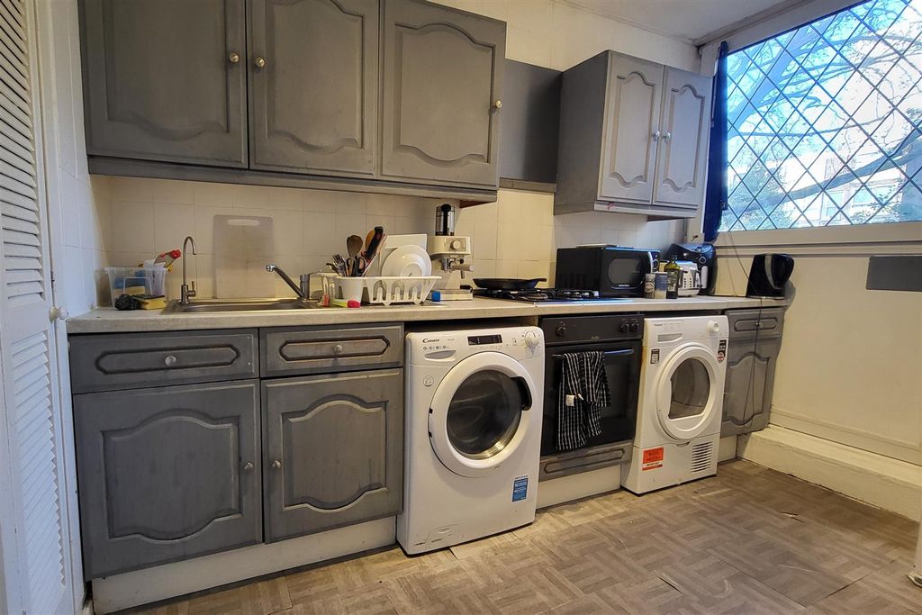 Property photo 2 of 11 Kitchen