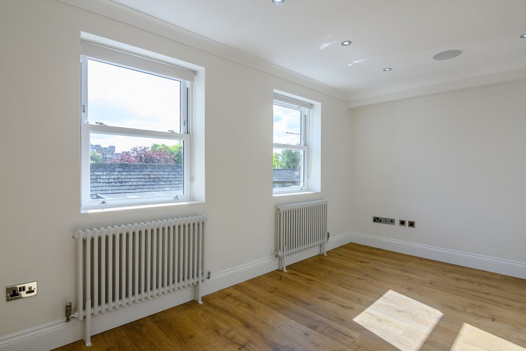 Property photo 3 of 8 8348451-Interior01-8