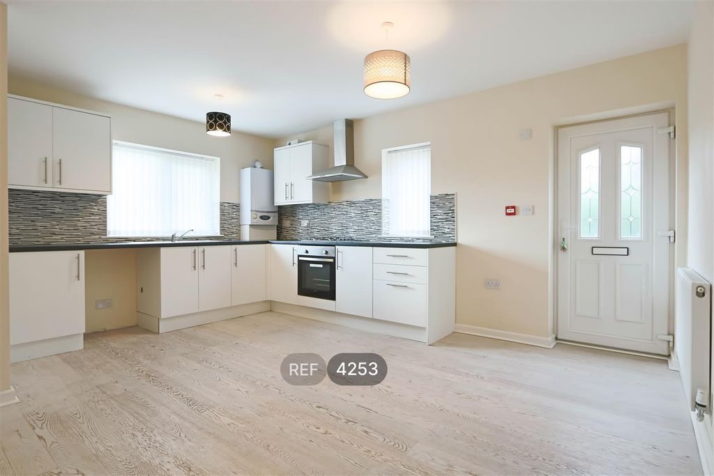 Property photo 2 of 10 Kitchen / Living Area