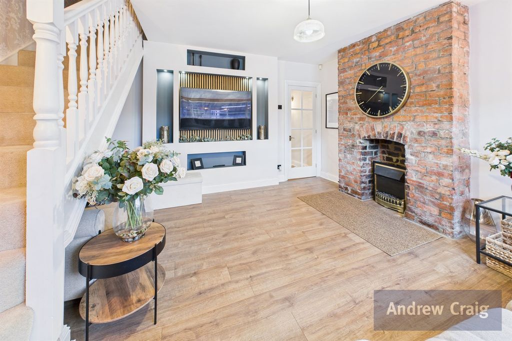 Property photo 3 of 17 Lounge