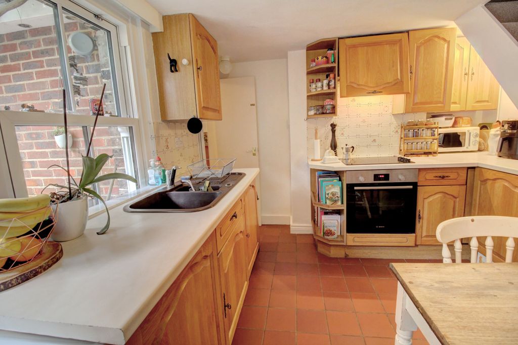 Property photo 3 of 11 Kitchen