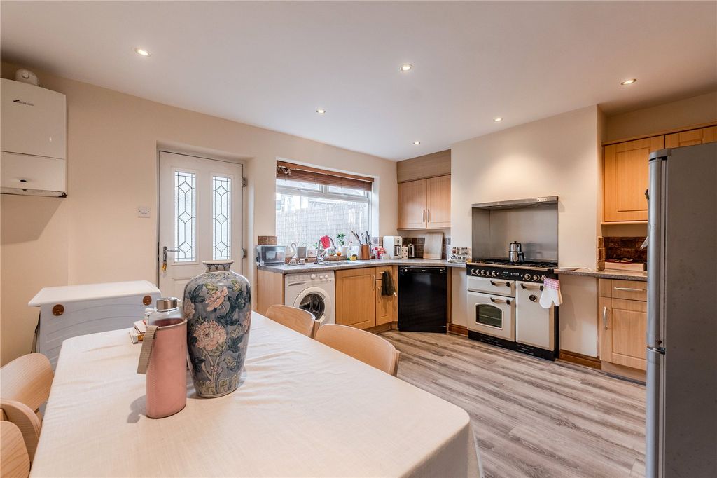 Property photo 3 of 10 Kitchen