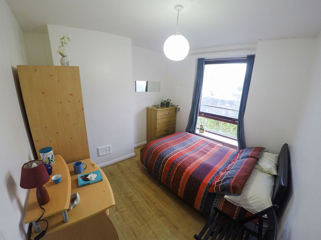 Property photo 1 of 12 Room 2- £910 Available Now