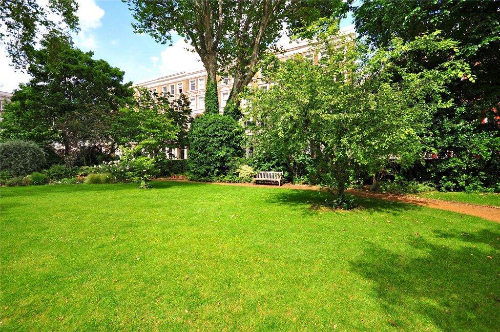 Property photo 2 of 18 Communal Gardens