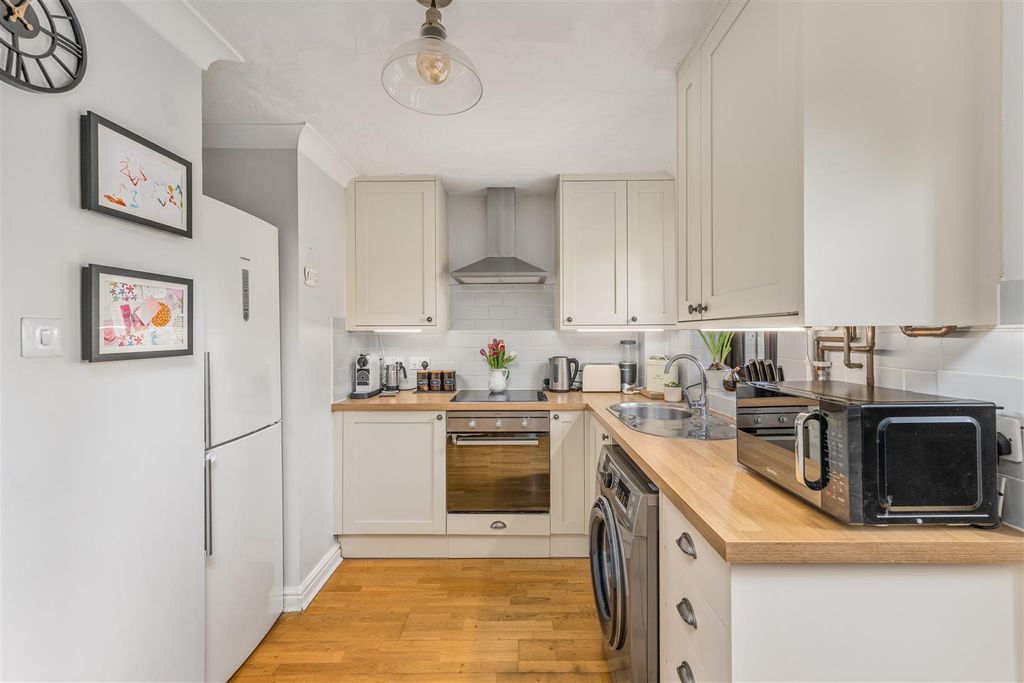 Property photo 2 of 18 9 Lexton Gardens, Middleton Cheney-9.Jpg