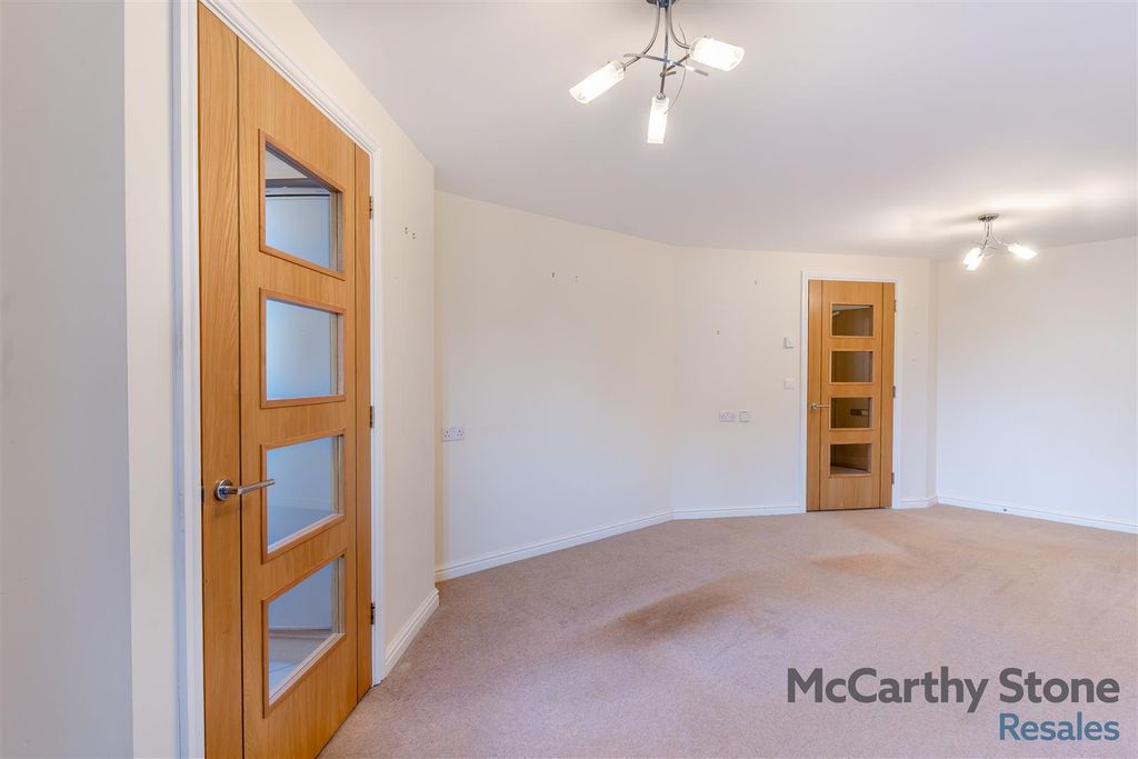 Property photo 3 of 20 8633963-Interior09.Jpg