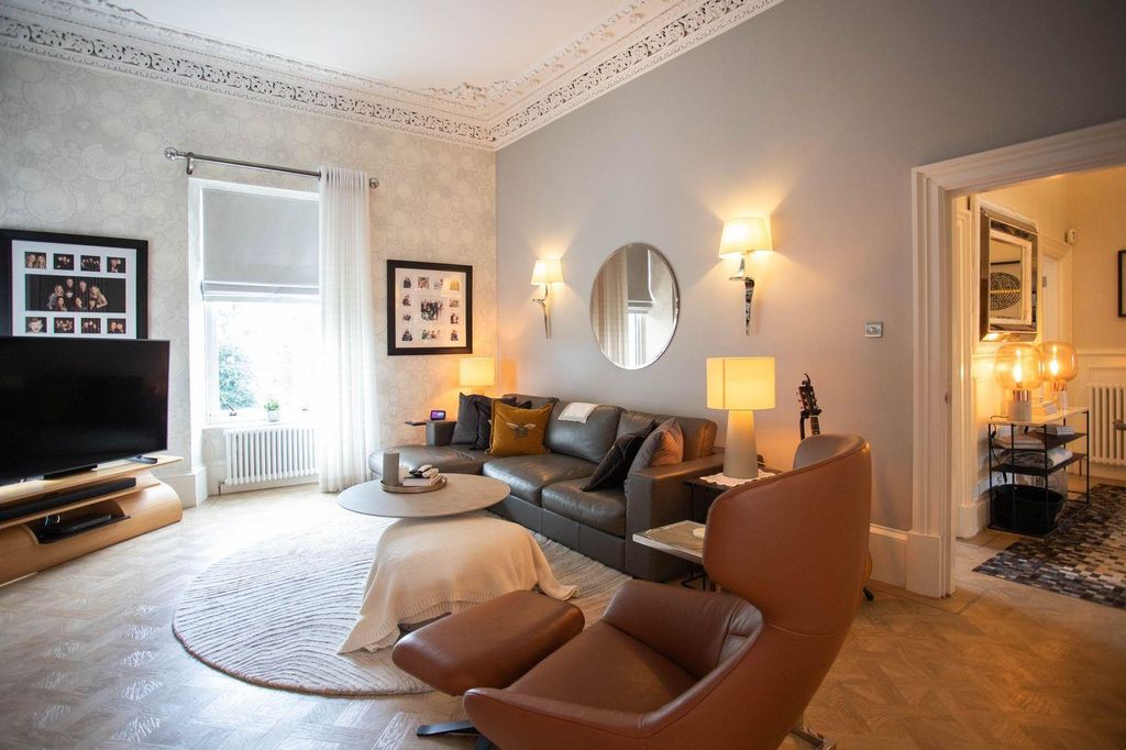 Property photo 3 of 26 Lounge