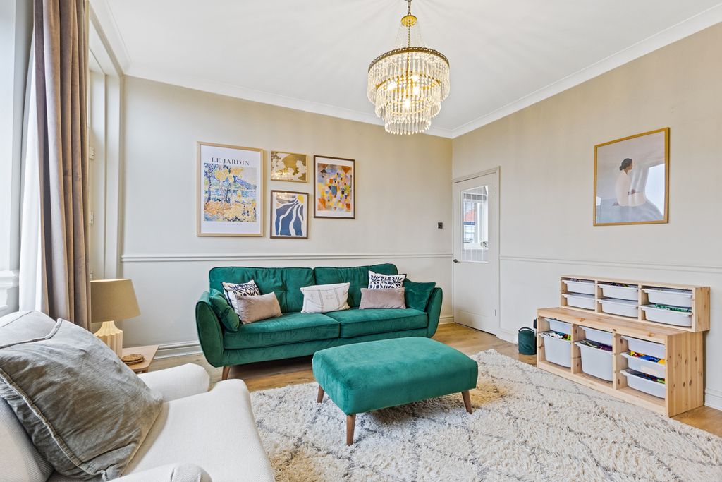 Property photo 3 of 18 Living Room