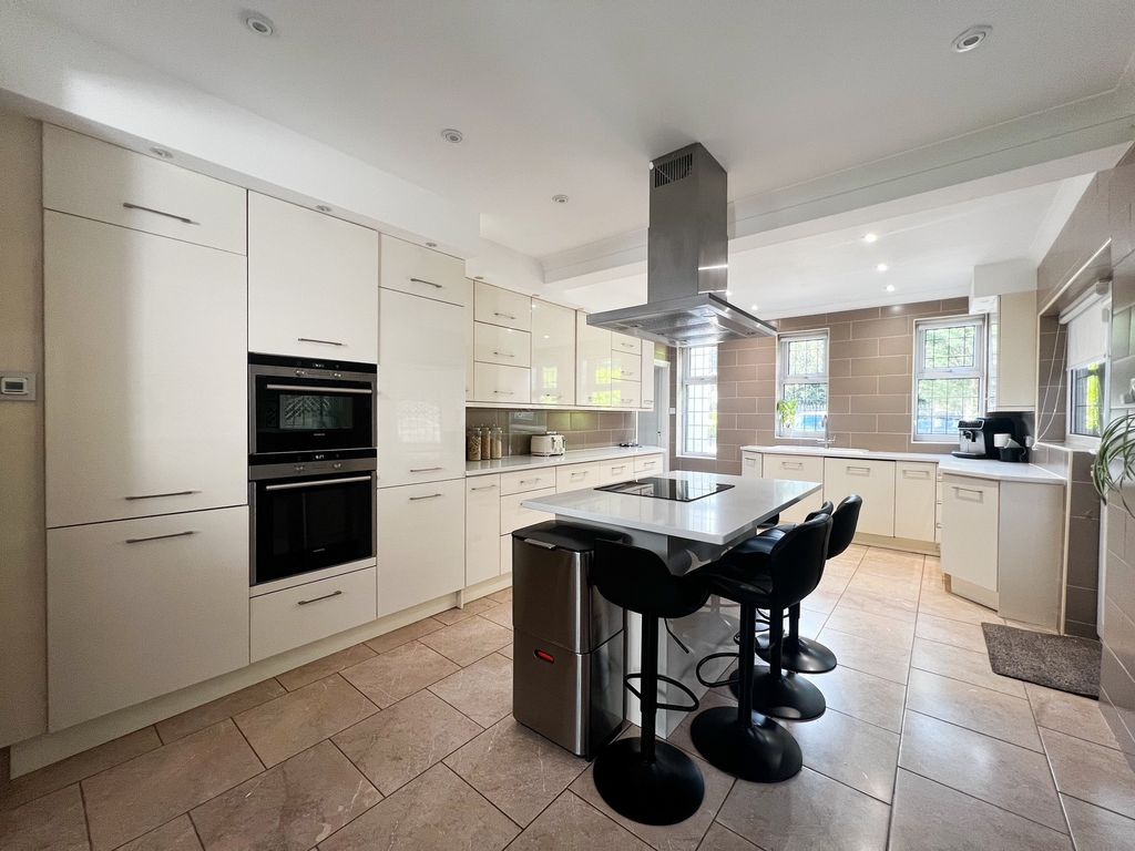 Property photo 3 of 18 Kitchen