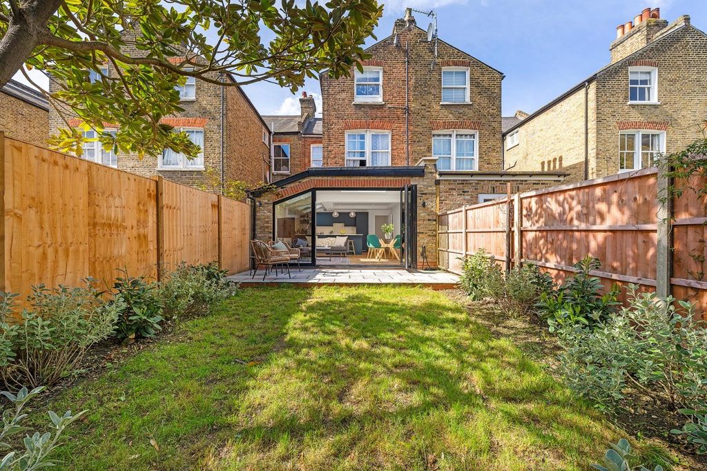 Property photo 2 of 19 Garden (2).Jpg