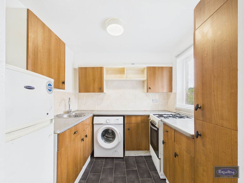Property photo 2 of 6 Kitchen