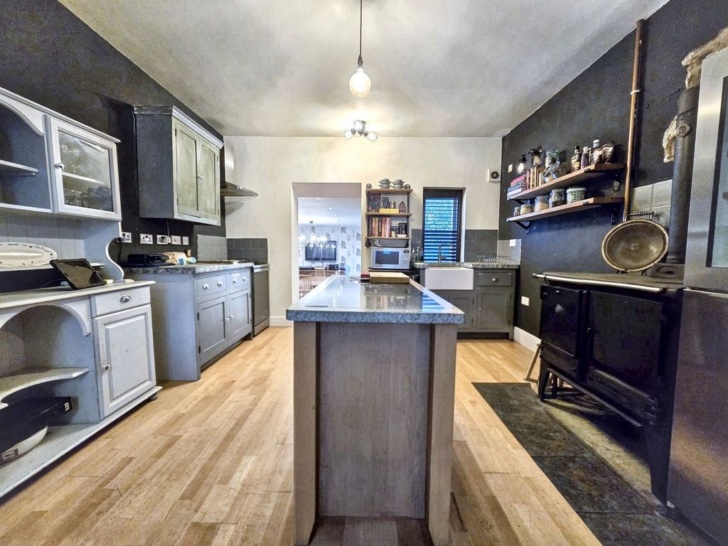 Property photo 3 of 25