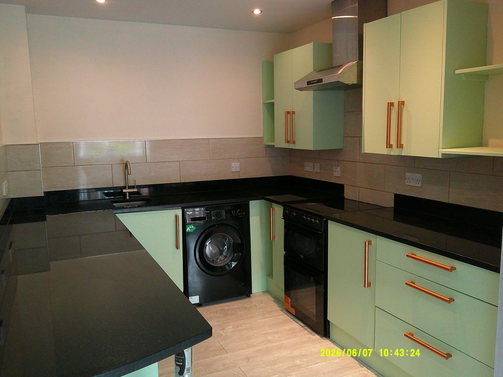 Property photo 3 of 11 Kitchen
