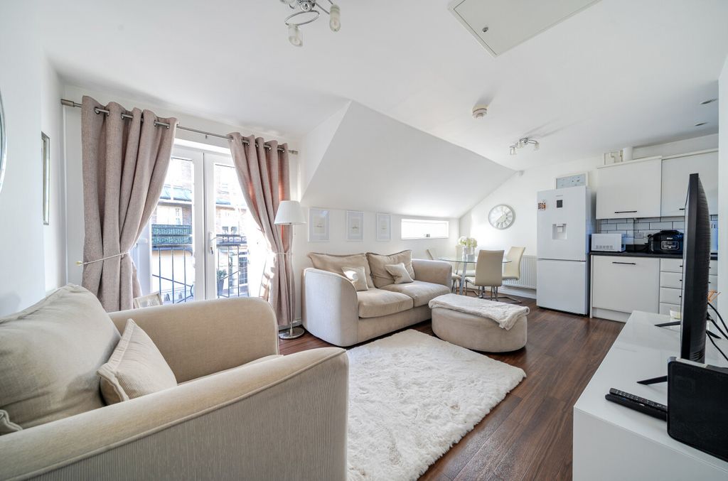 Property photo 2 of 9 1382813-1-692062E...