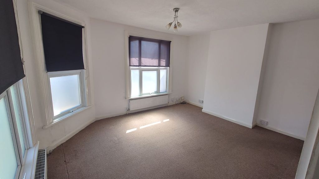 Property photo 2 of 6 8 Hibbert Street 4.Jpeg