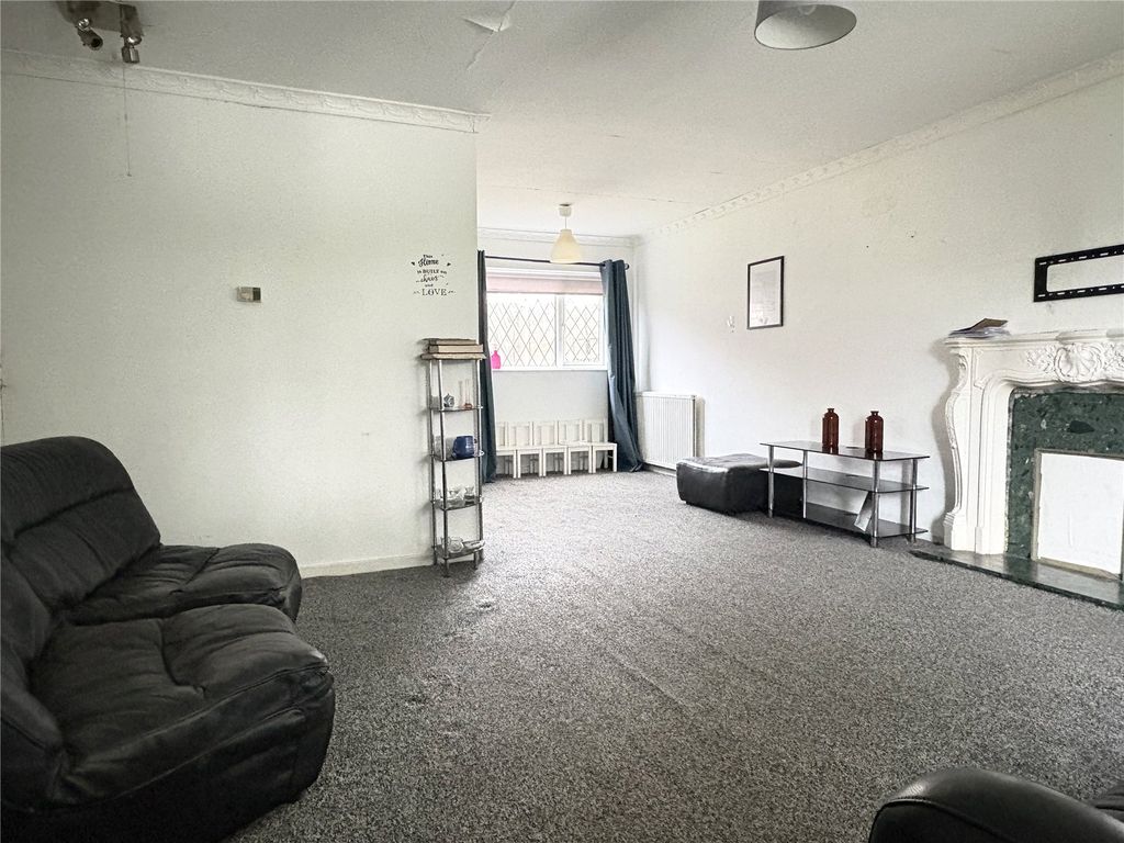 Property photo 2 of 12 Lounge