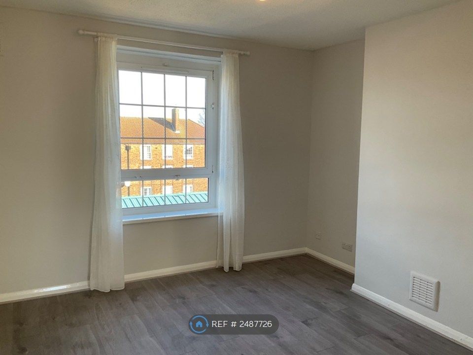 Property photo 2 of 6 Spacious Living Room