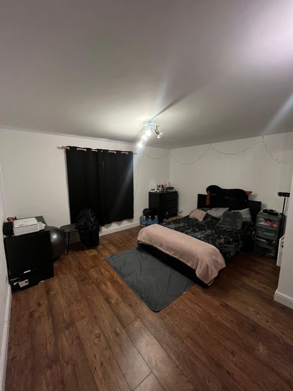Property photo 3 of 11 A Spacious And Inviting Double Bedroom Featuring A...