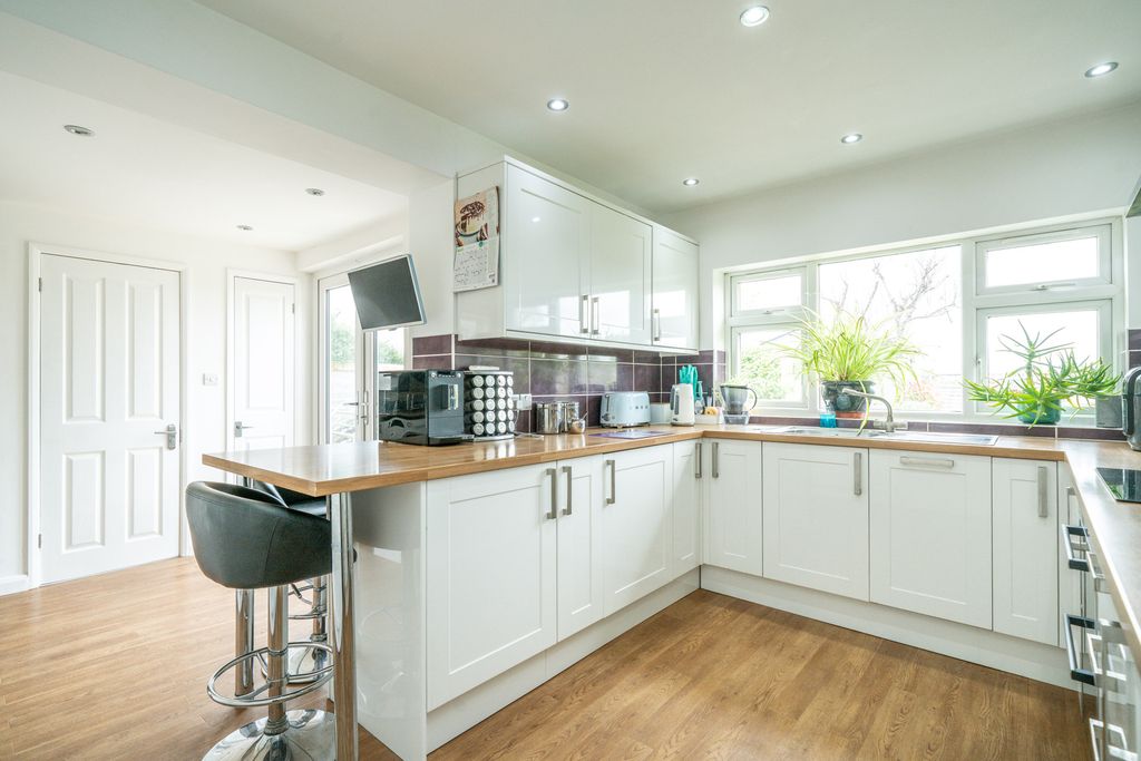 Property photo 3 of 14 172-London-Road-1010
