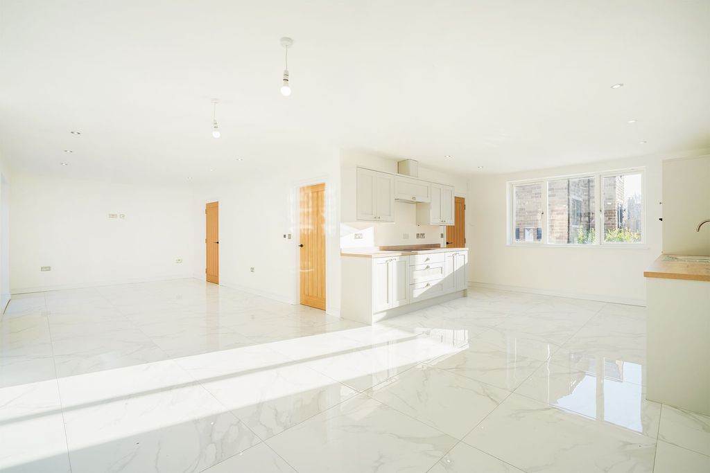 Property photo 3 of 37