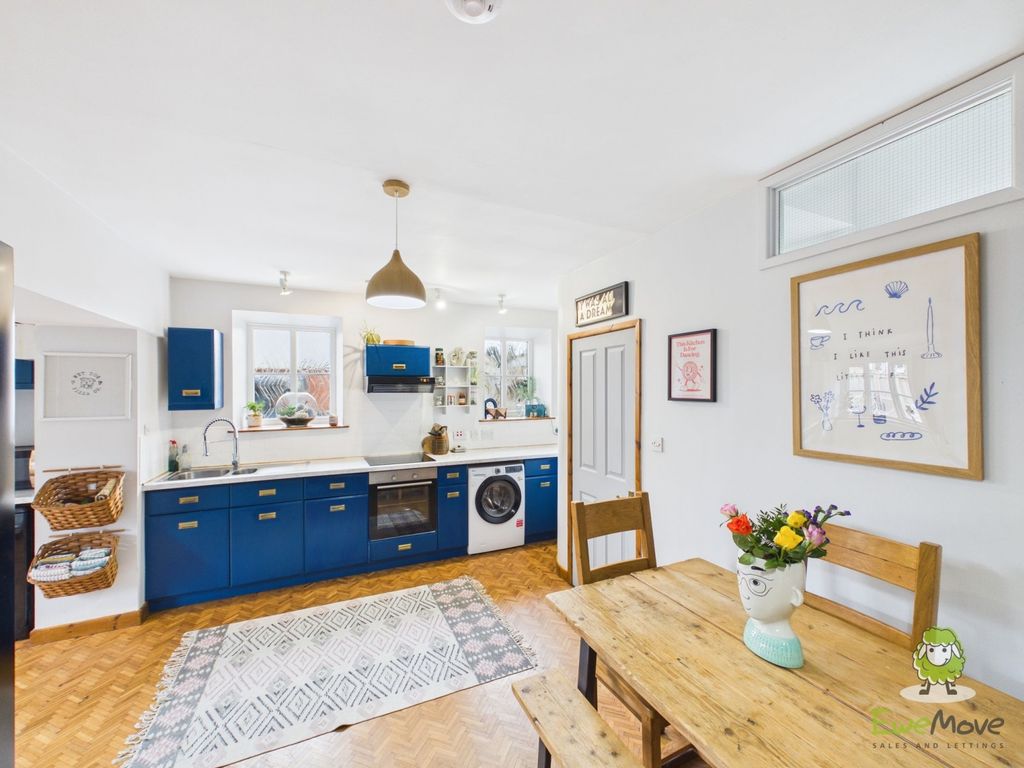 Property photo 2 of 28 Kitchen - Charlotte Thomasson Ewemove Whitchurch A