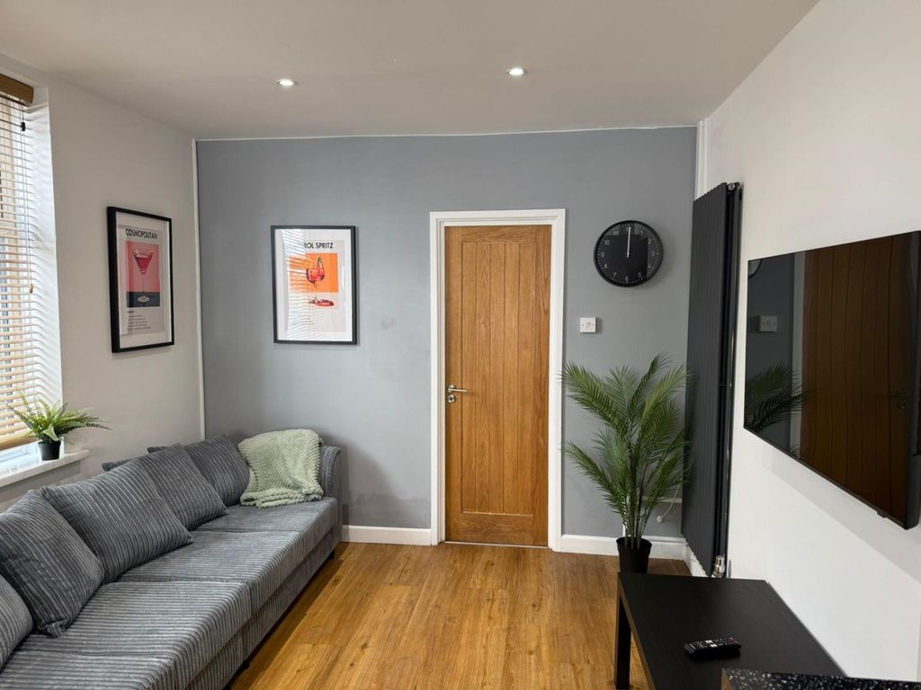 Property photo 3 of 22 11 Tewkesbury Street_8