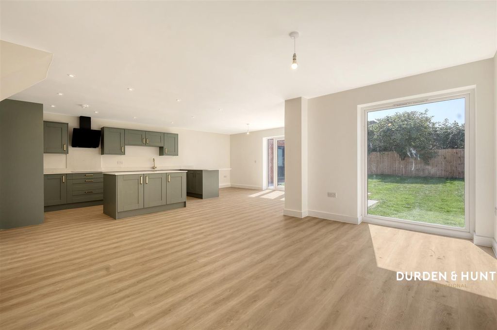 Property photo 3 of 26 Paddocks Lane