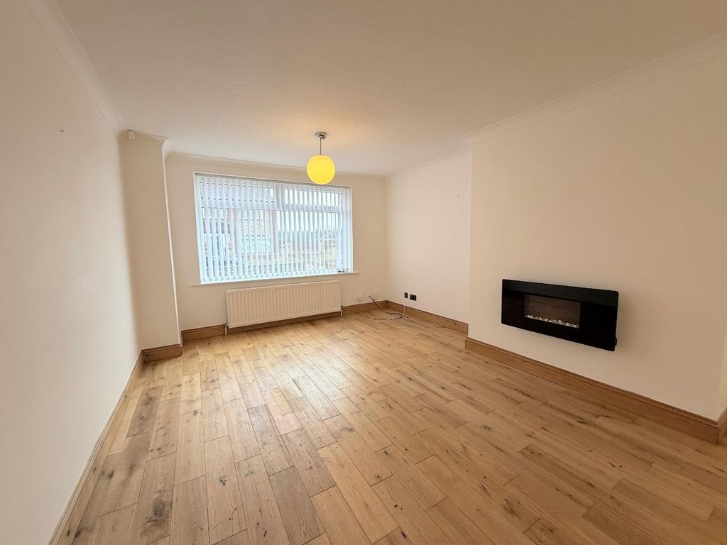 Property photo 3 of 16 Lounge