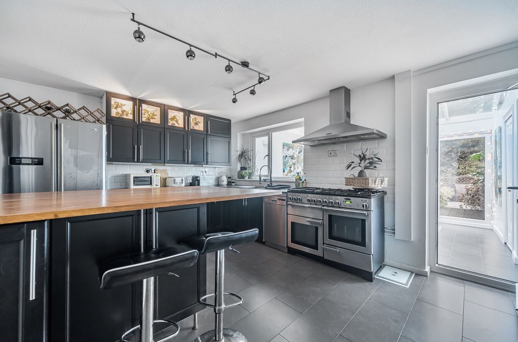 Property photo 2 of 15 1398119-8-696A61d...