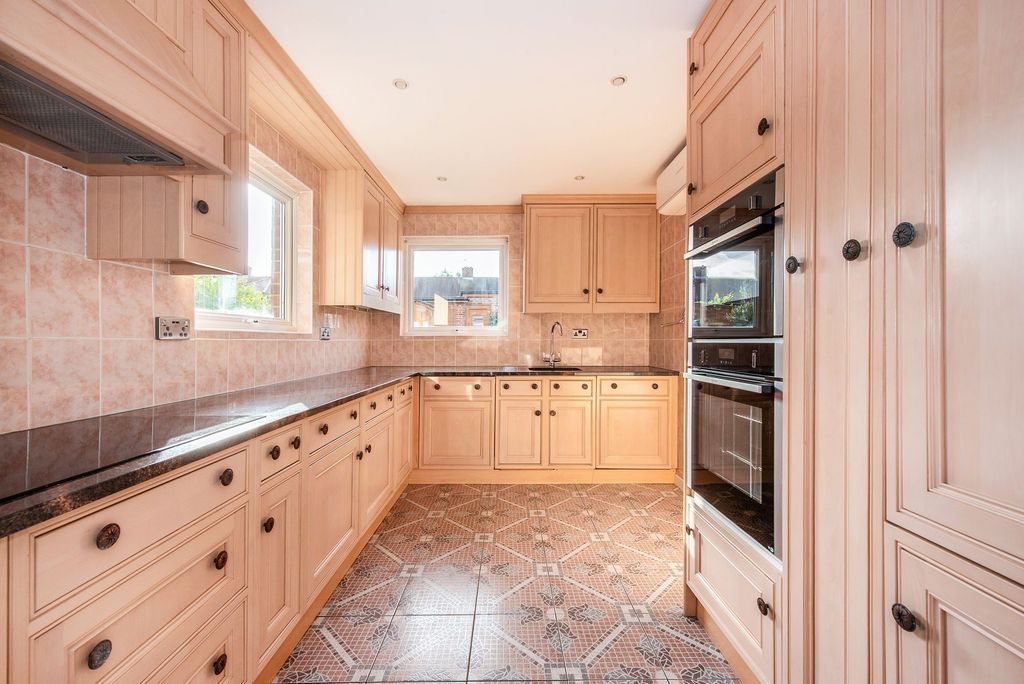 Property photo 2 of 24