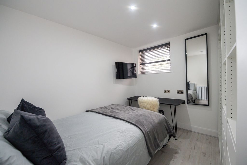 Property photo 2 of 9 Bright And Modern Double Bedroom Featuring A Comfo...