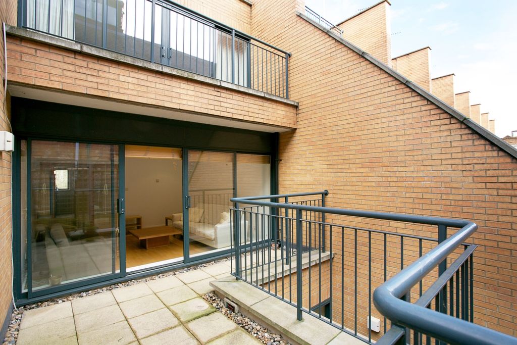 Property photo 1 of 10 2-Wilberforce-Mews-8